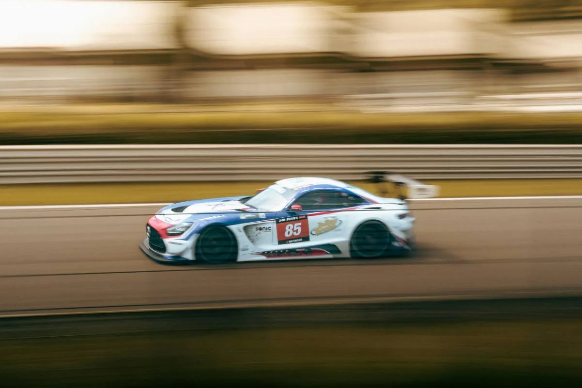 Voiture de course saisie en filé sur circuit