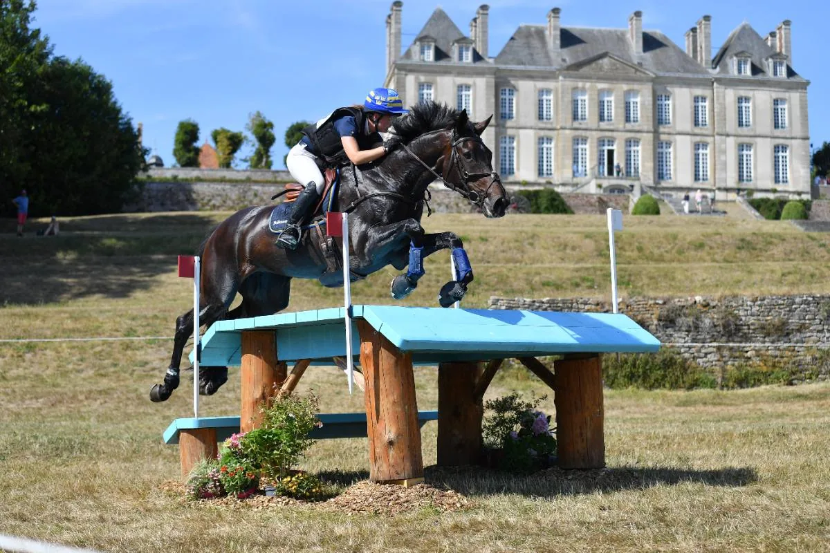 Cavalière à l'obstacle sur un parcours de cross