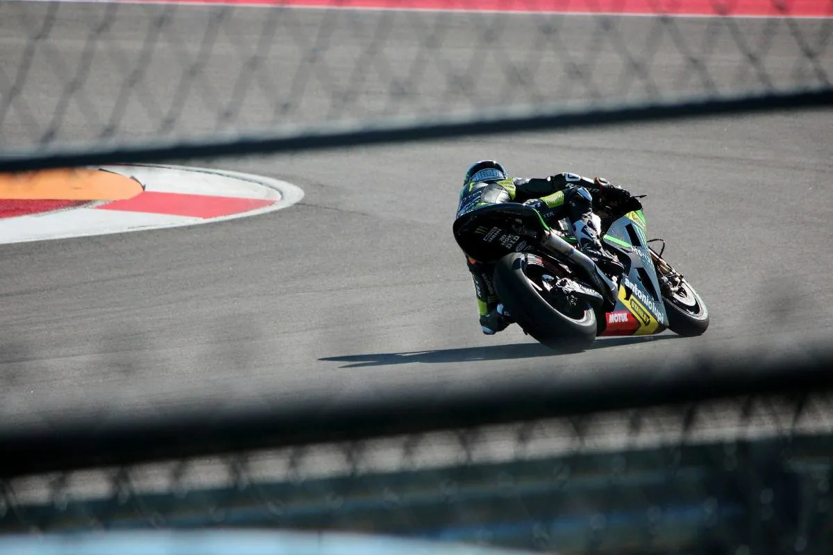 Moto sur l'angle en course sur circuit